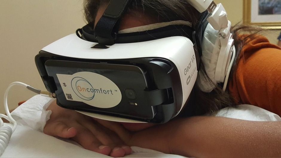 Opereren met VR-masker op de neus...